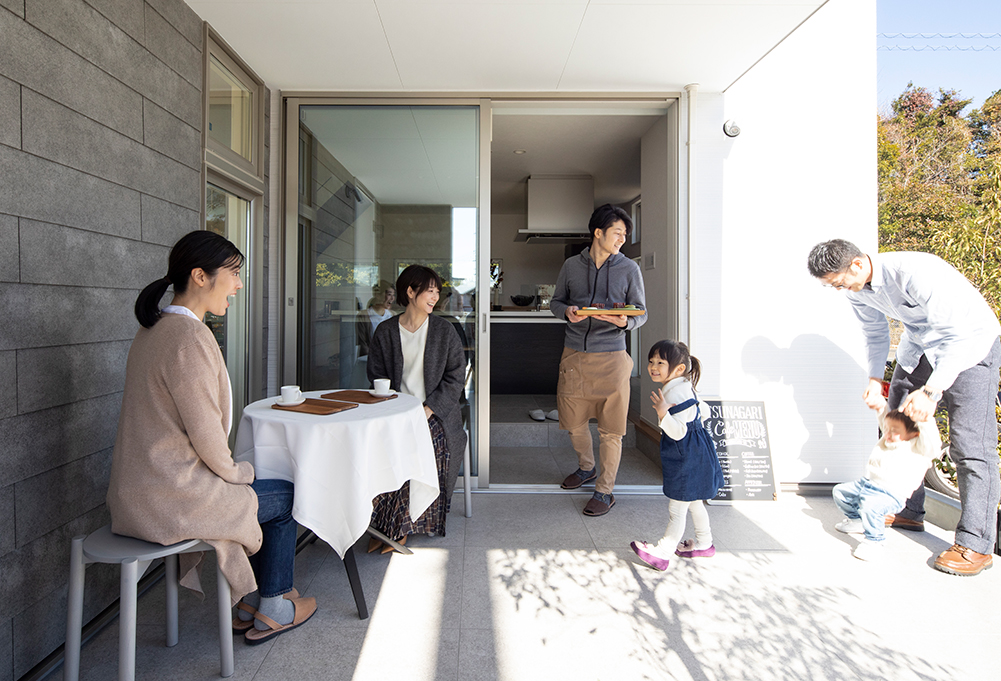 「のき」に、友人を招くオープンカフェを